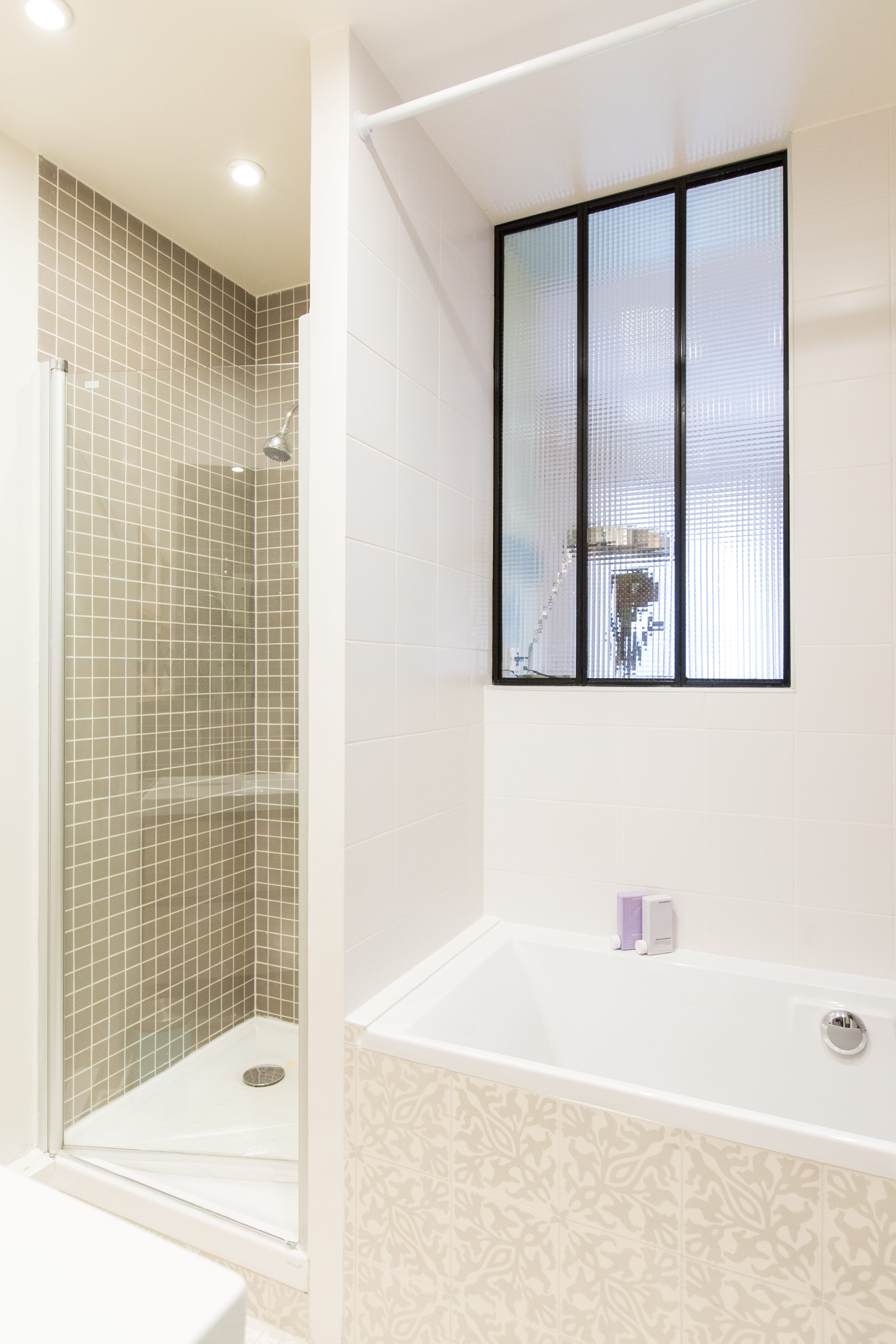 Salle de bains avec fenêtre