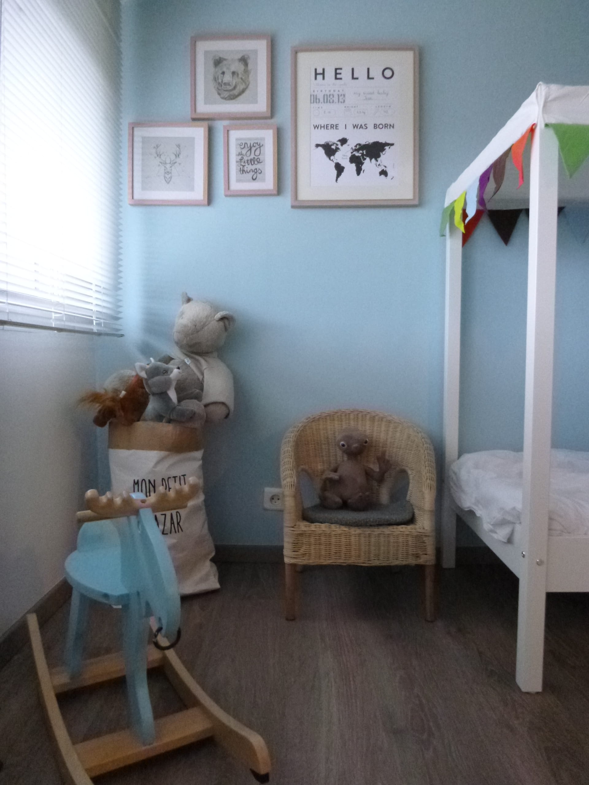 Une chambre de petit garçon bleu tendre