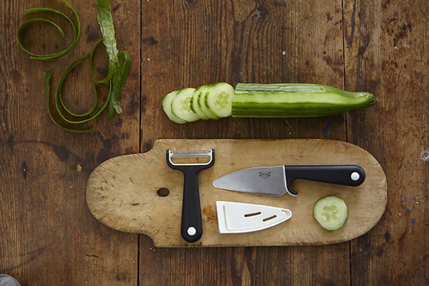 http://i-cms.journaldesfemmes.com/image_cms/original/10246810-couteau-et-epluche-legumes-ikea.jpg