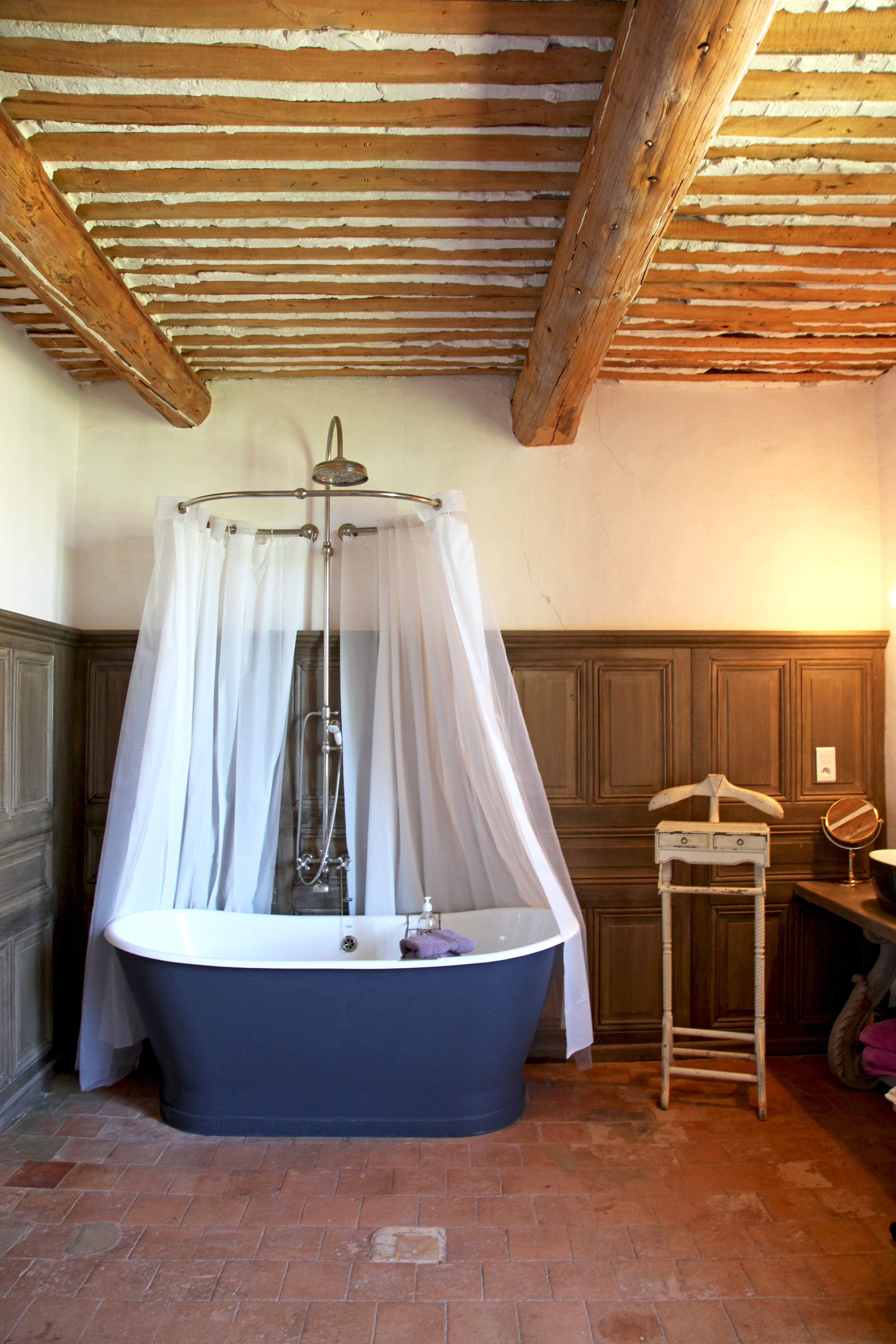 Salle de bains rétro romantique : salle de bains et bois, un duo à ...