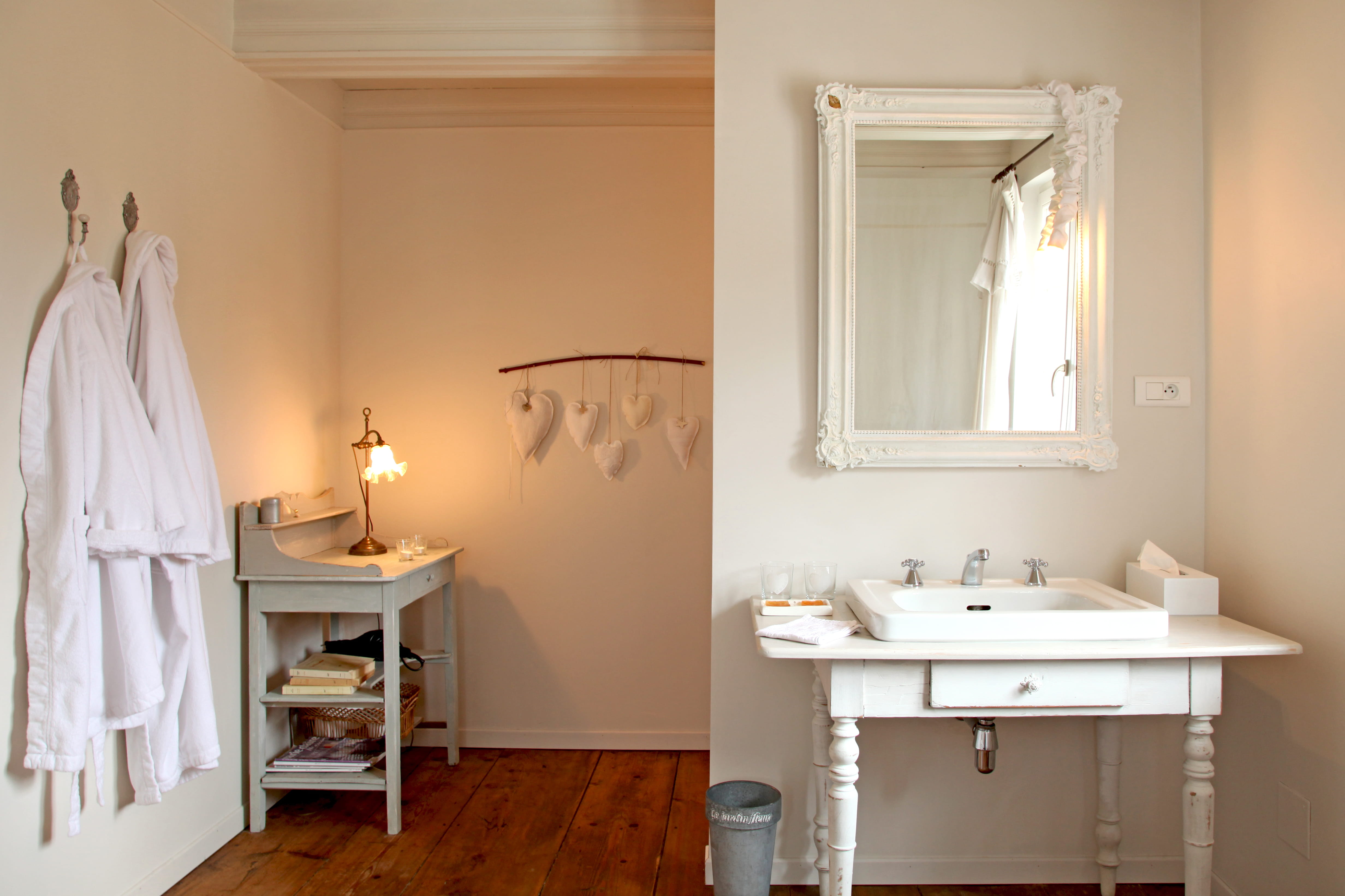 Salle de bain blanche et bois – lombards