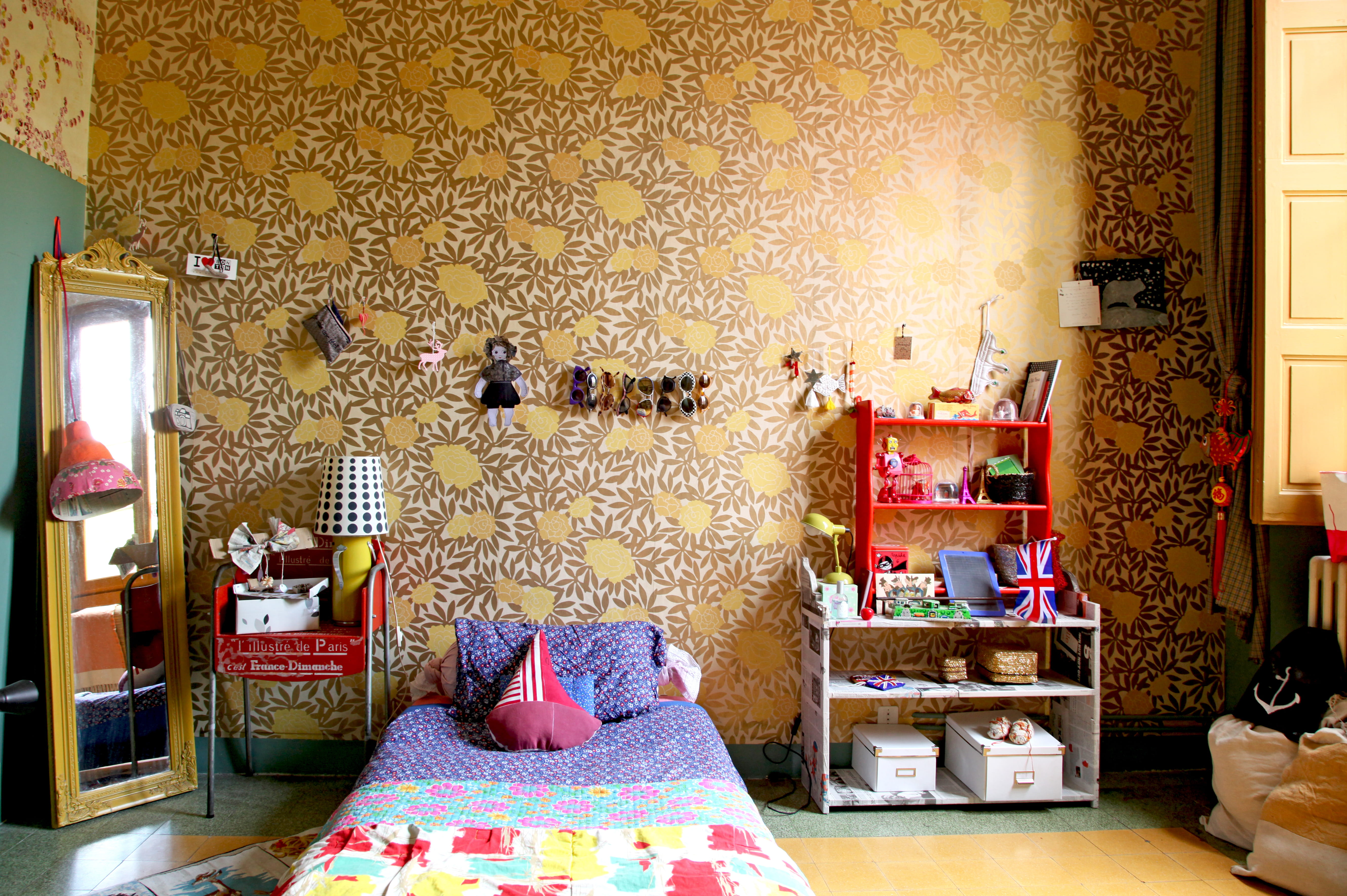 Une chambre d'enfant colorée à motifs