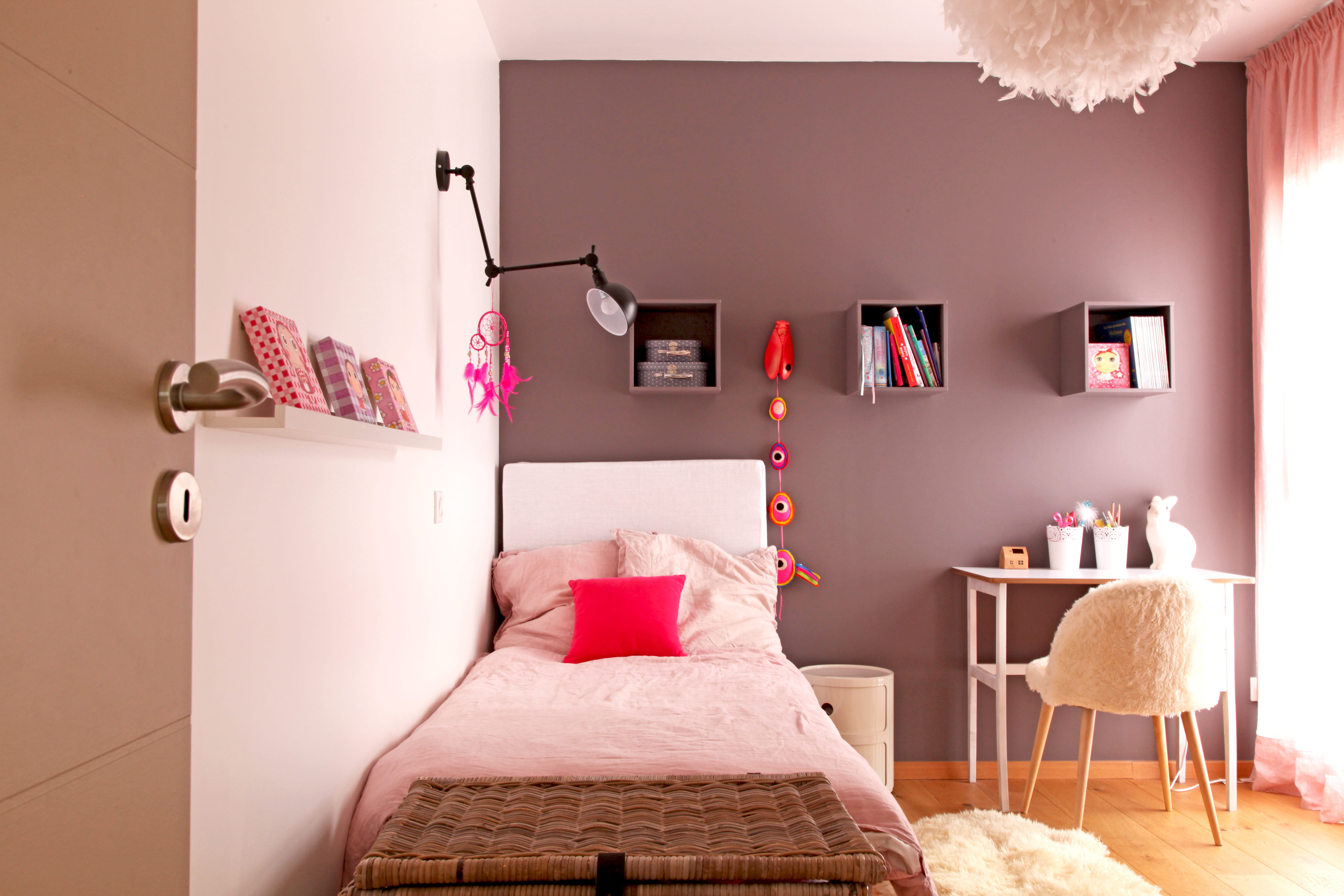 Une chambre de fille rose poudré et taupe