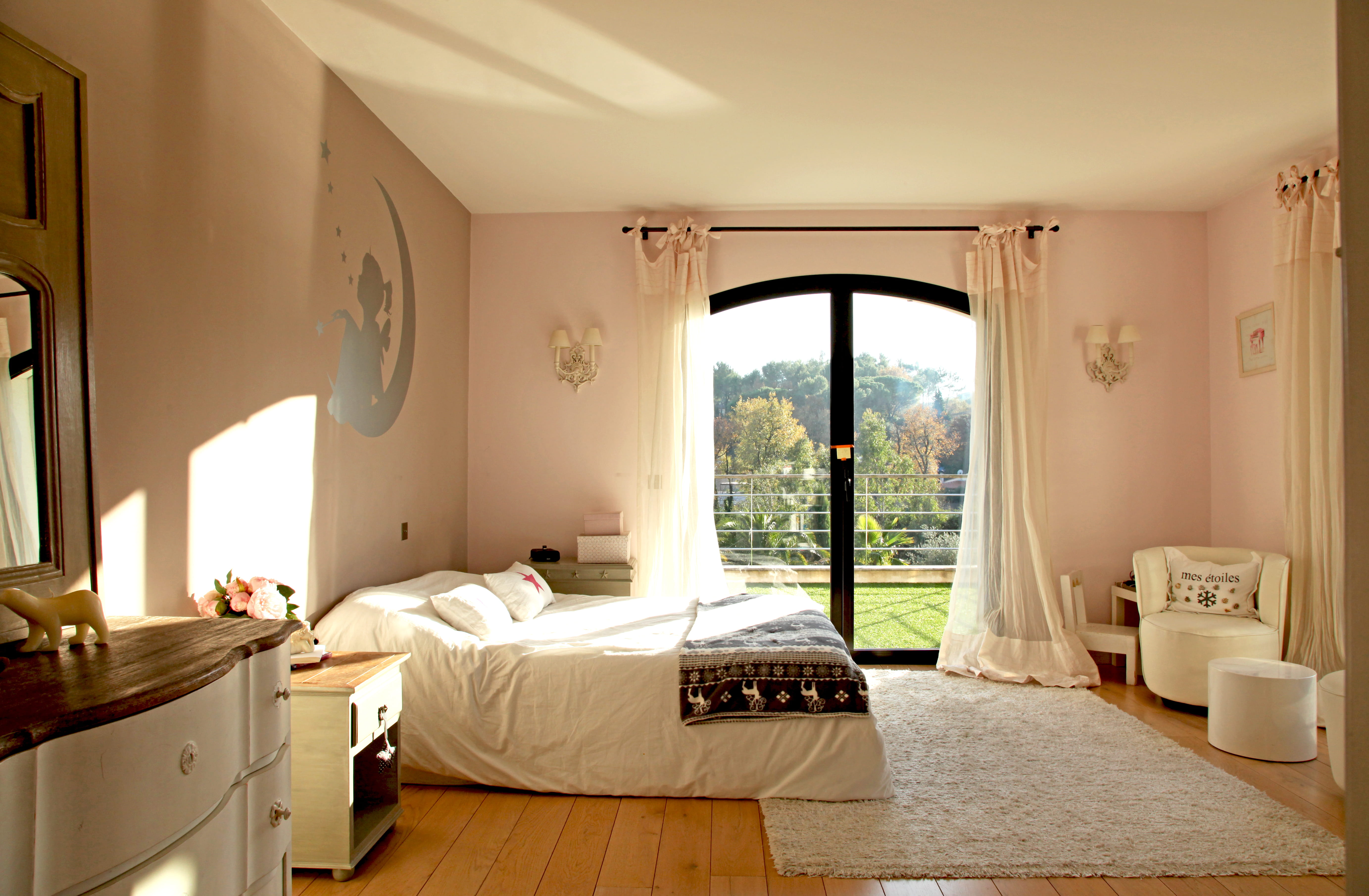 Une chambre de fille rose pâle et blanc cassé