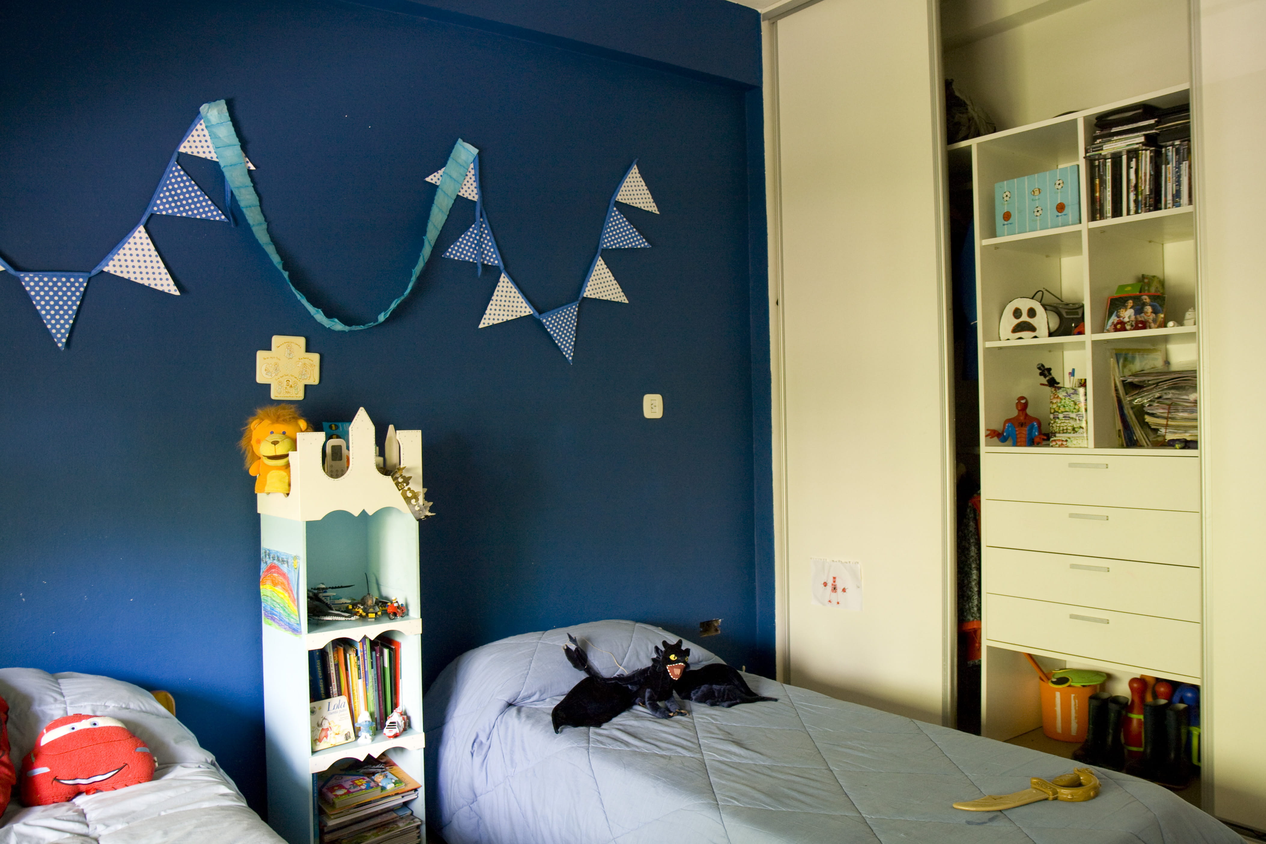 Une chambre de garçon bleu roi