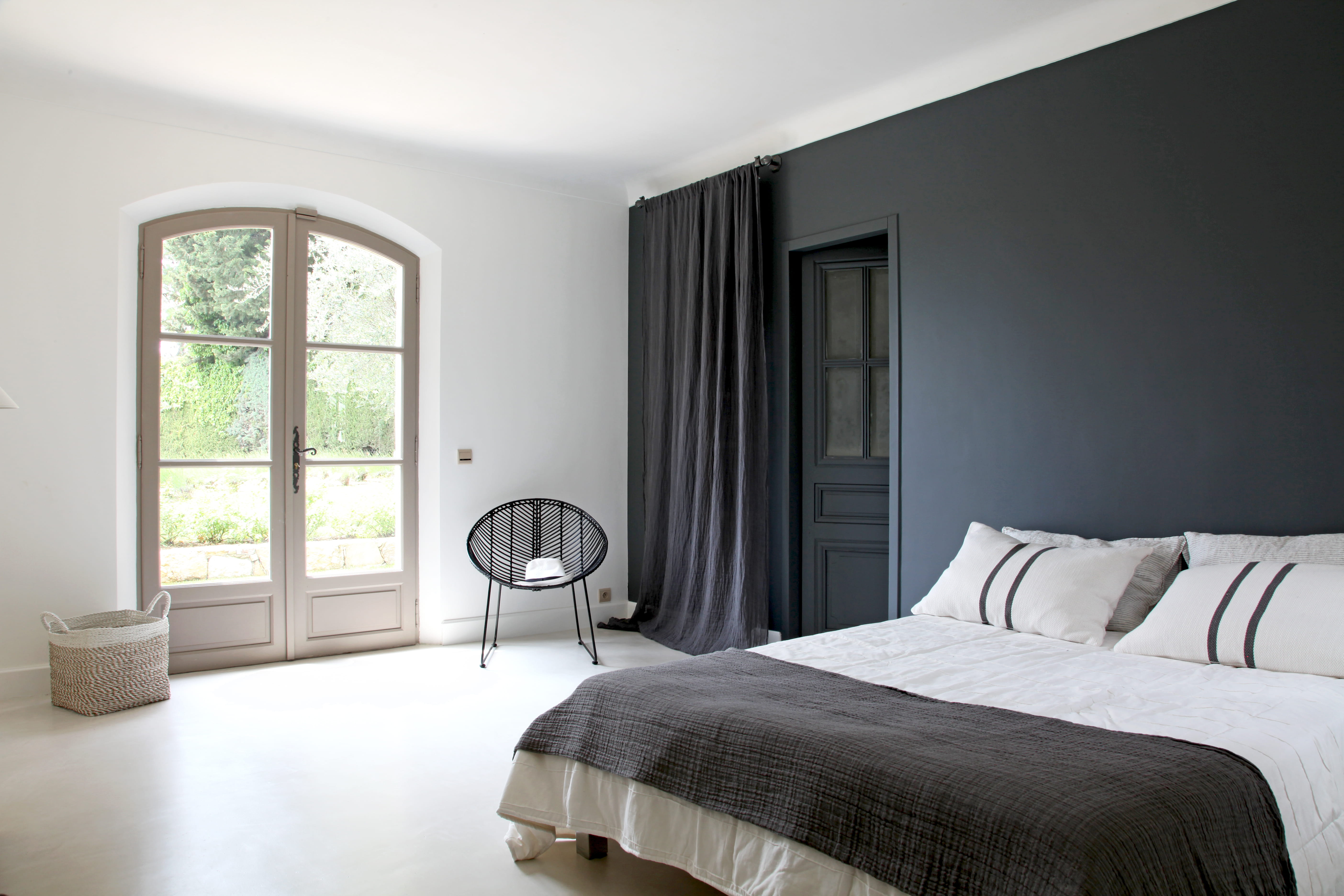 Une chambre d'adulte en noir et blanc