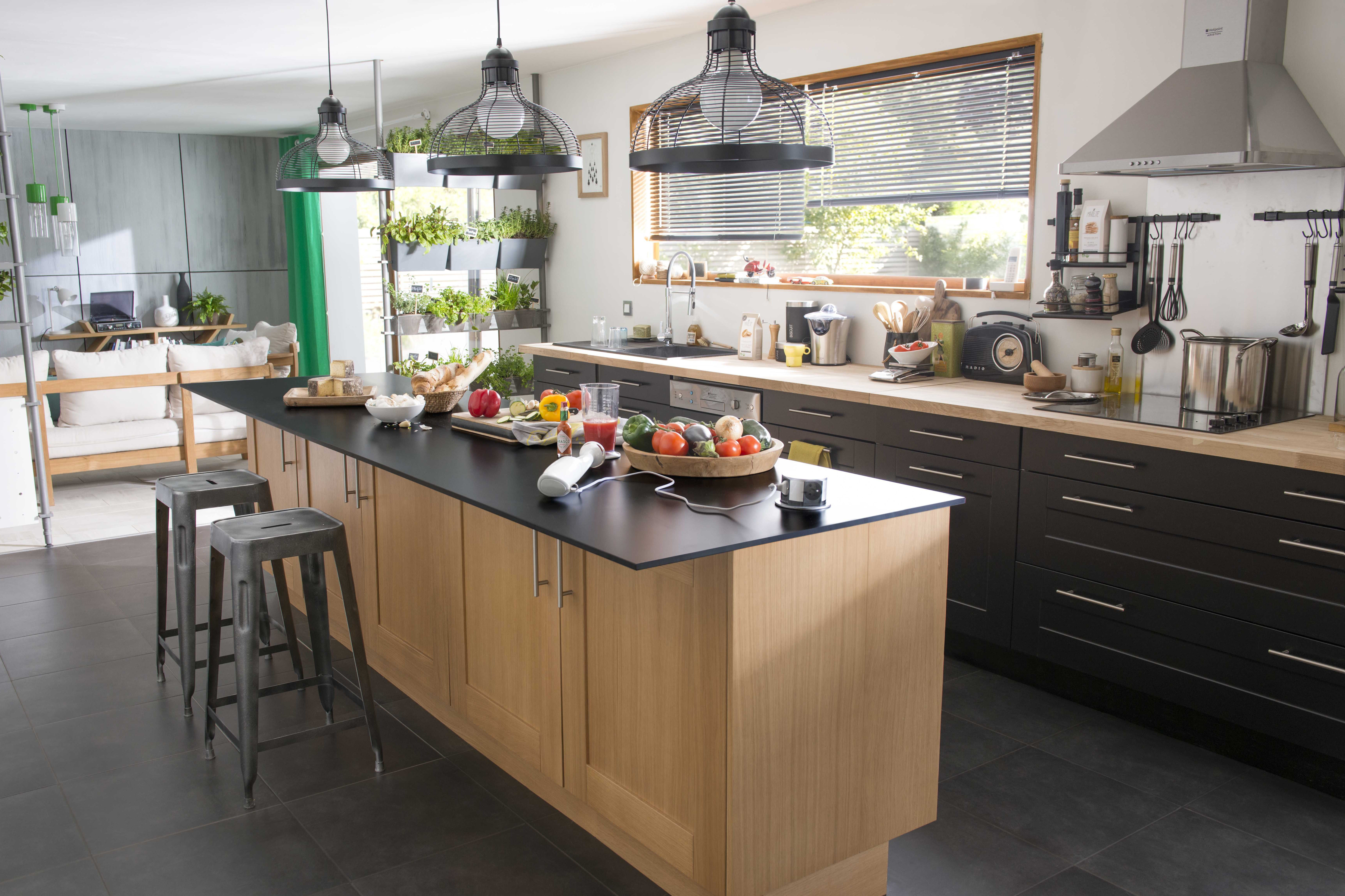 Cuisine moderne dans vieille maison: regional et traditionnel ...