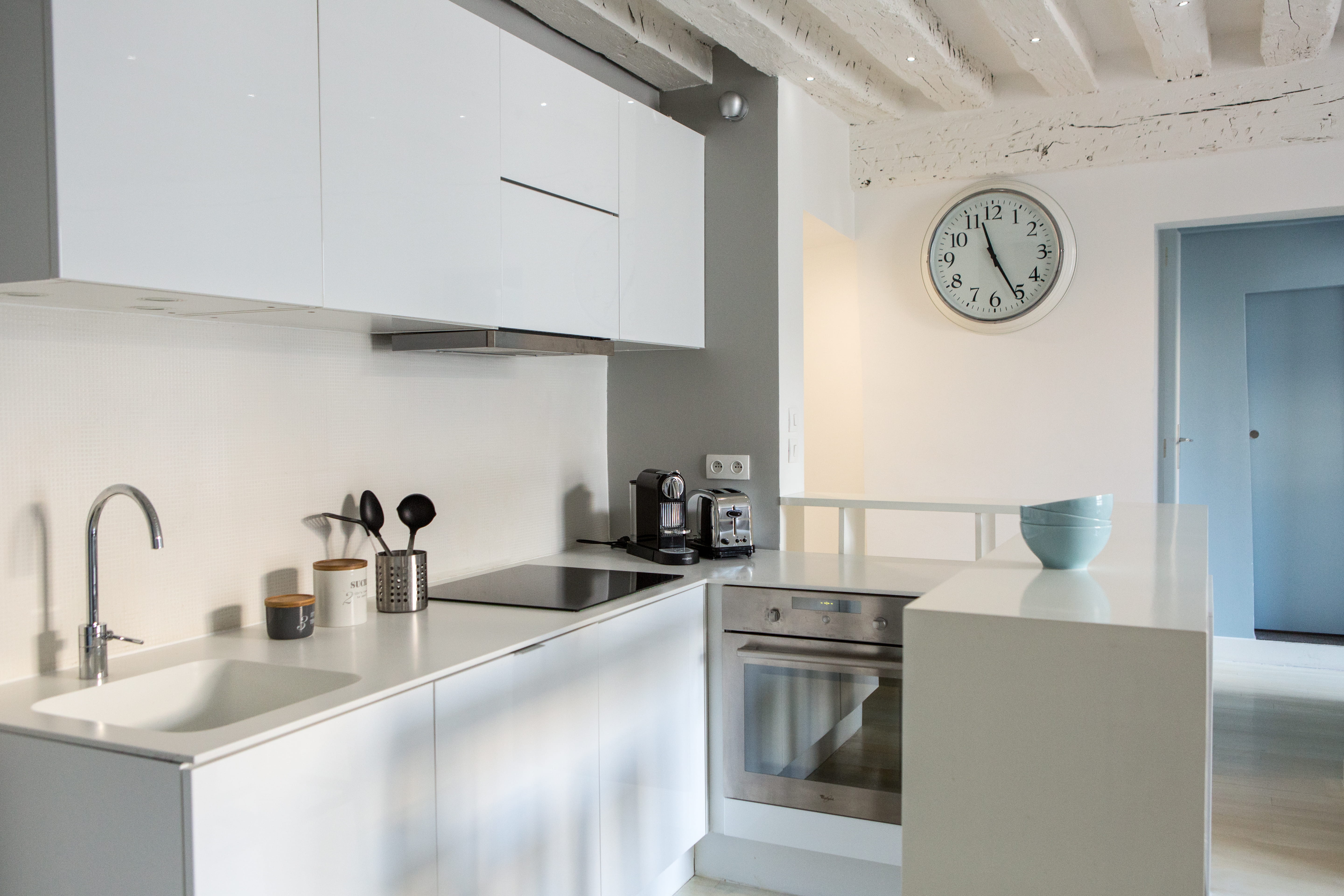 Cuisine blanche ouverte sur le salon