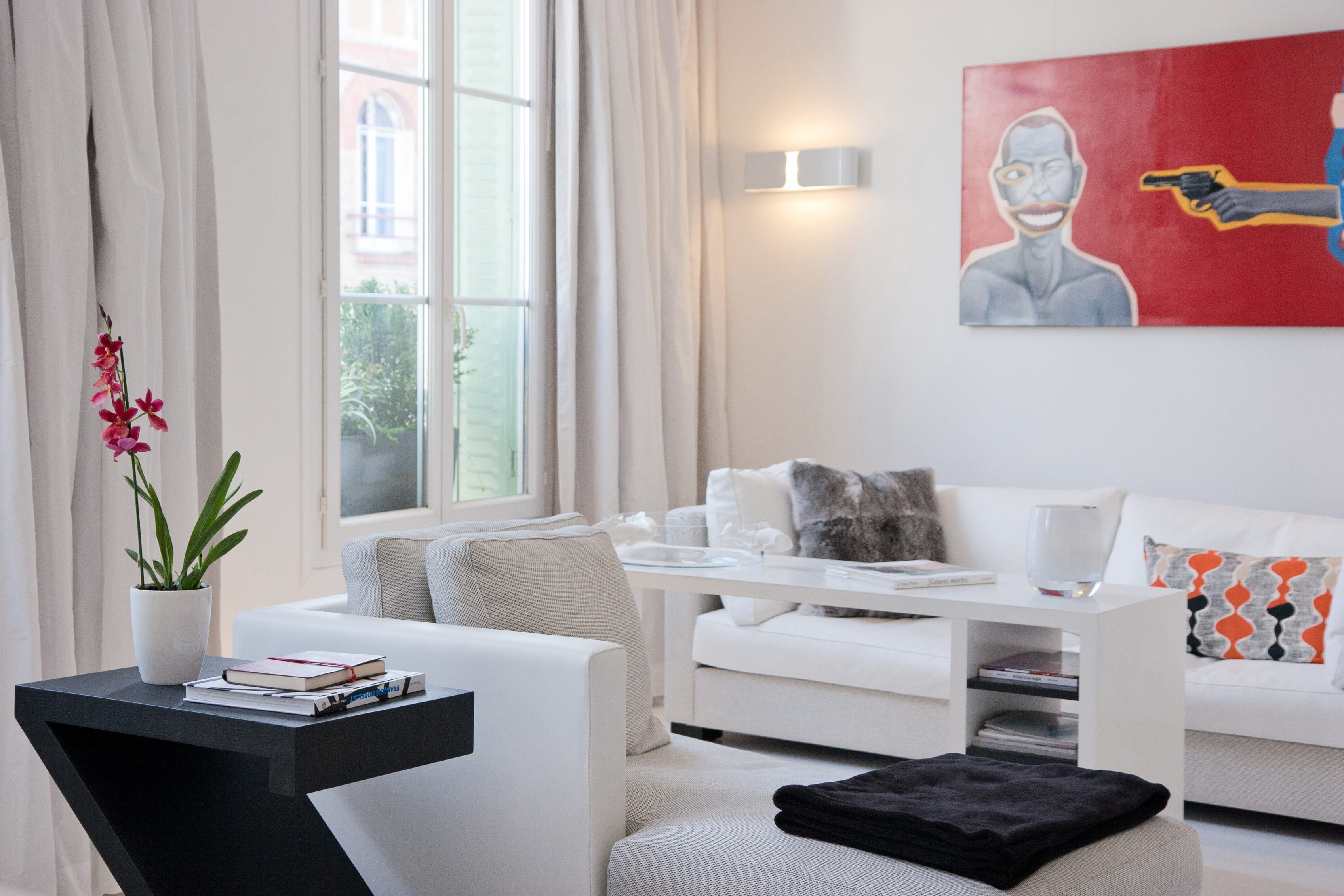Un salon blanc moderne : un salon de couleur blanche tout en ...