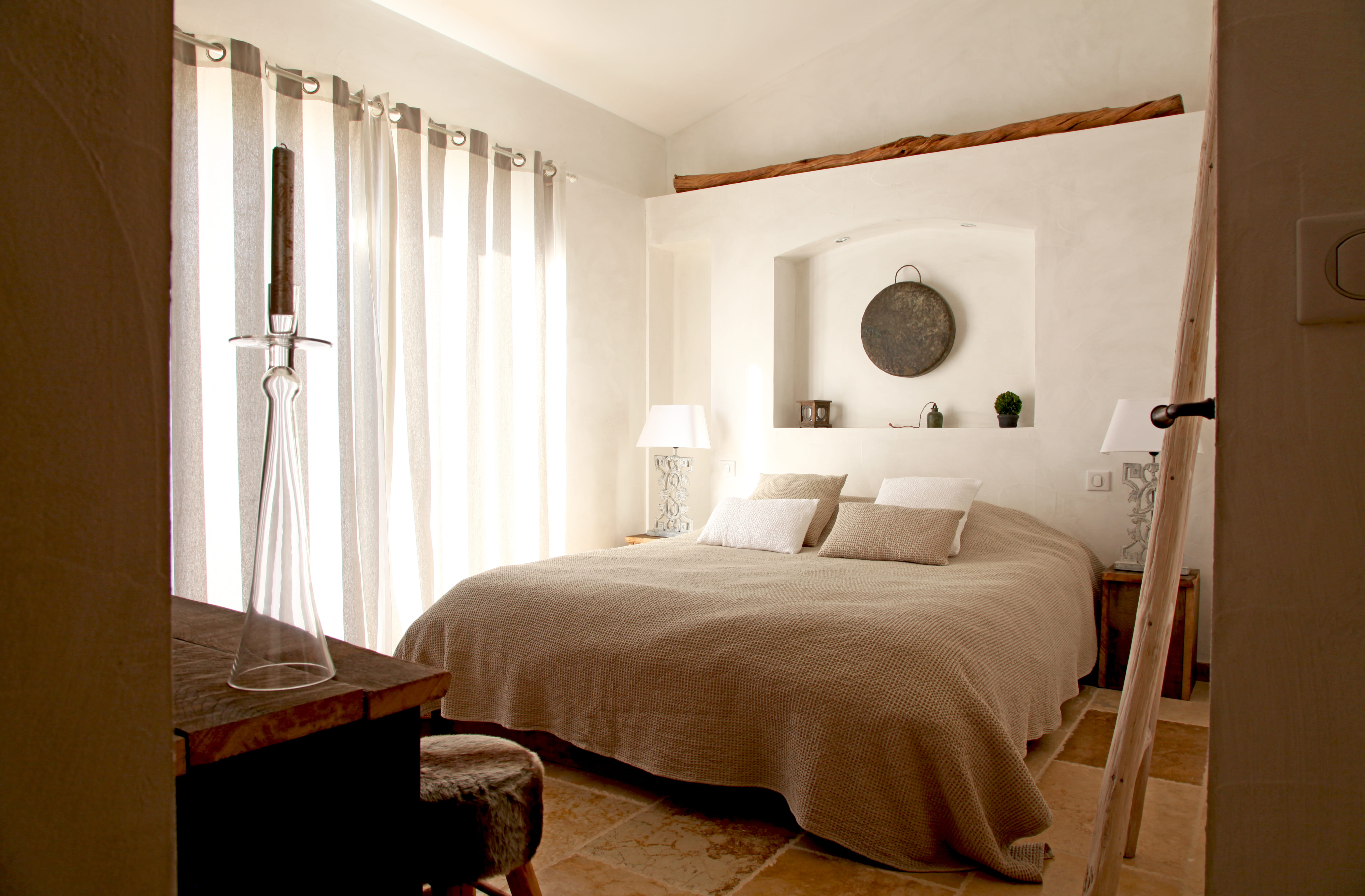 Chambre taupe et blanche harmonieuse