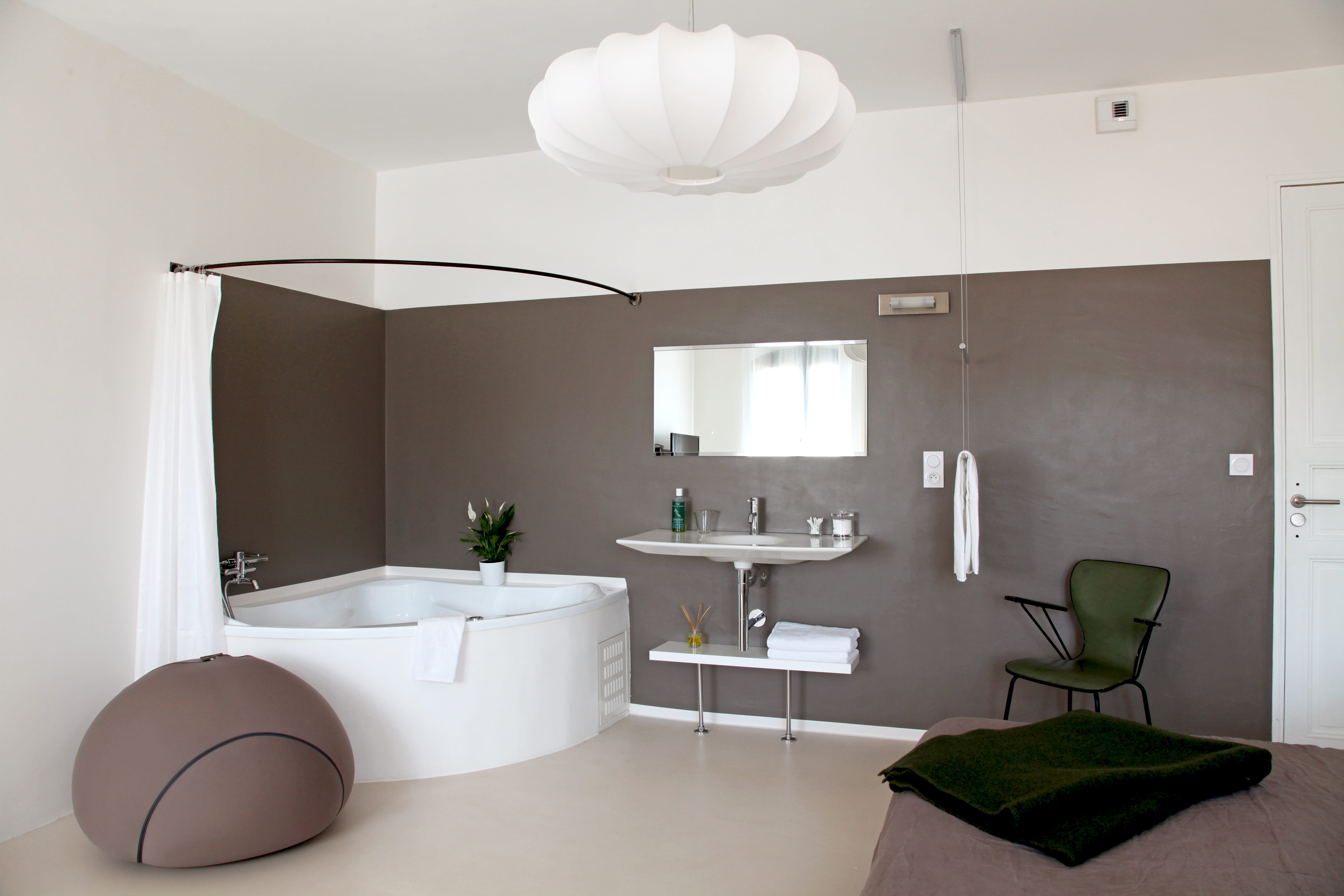 Quand la chambre et la salle de bains fusionnent : couleur taupe ...