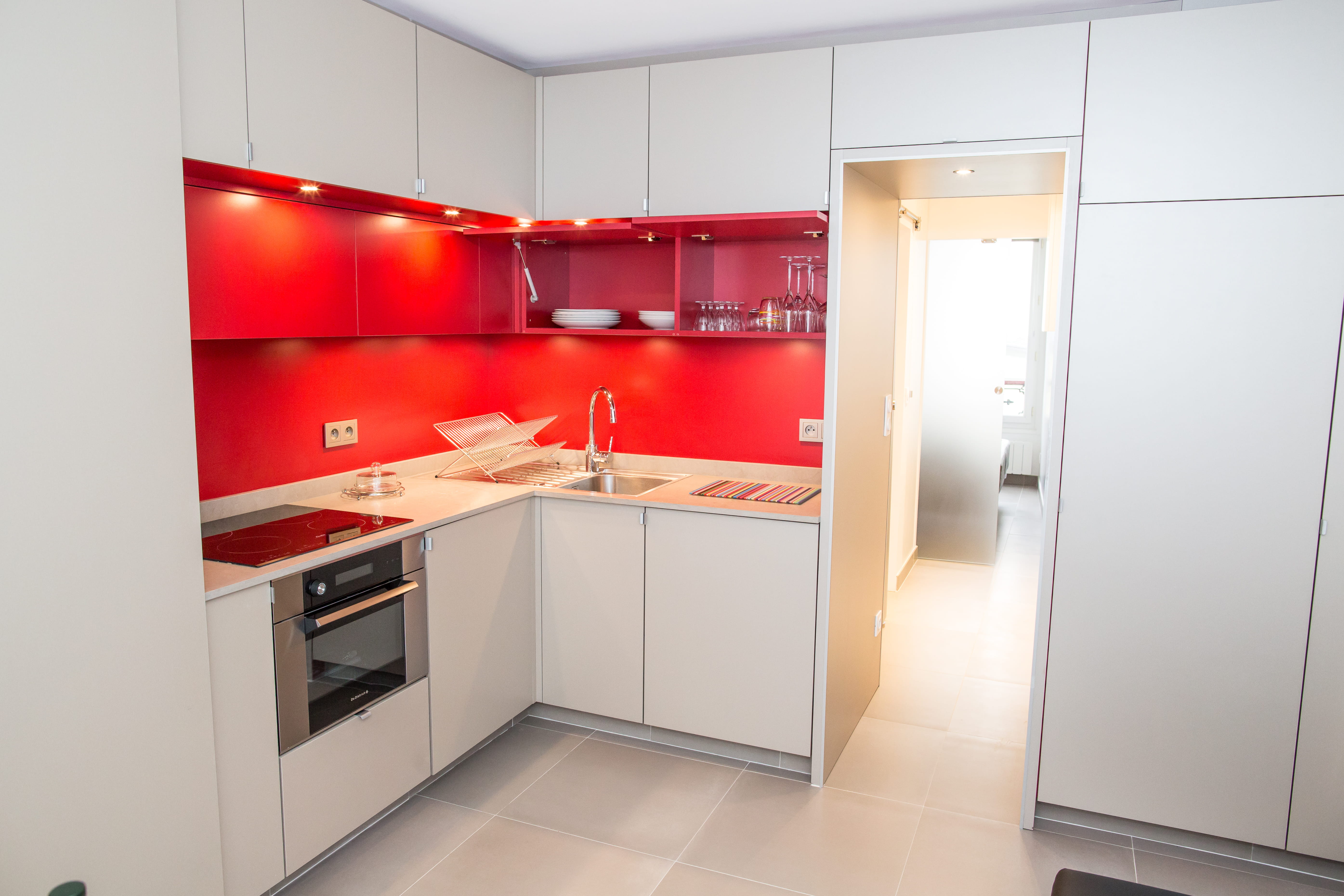 Une nouvelle cuisine blanche et rouge