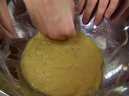 filmer la crème pâtissière empêche une croûte de se former.
