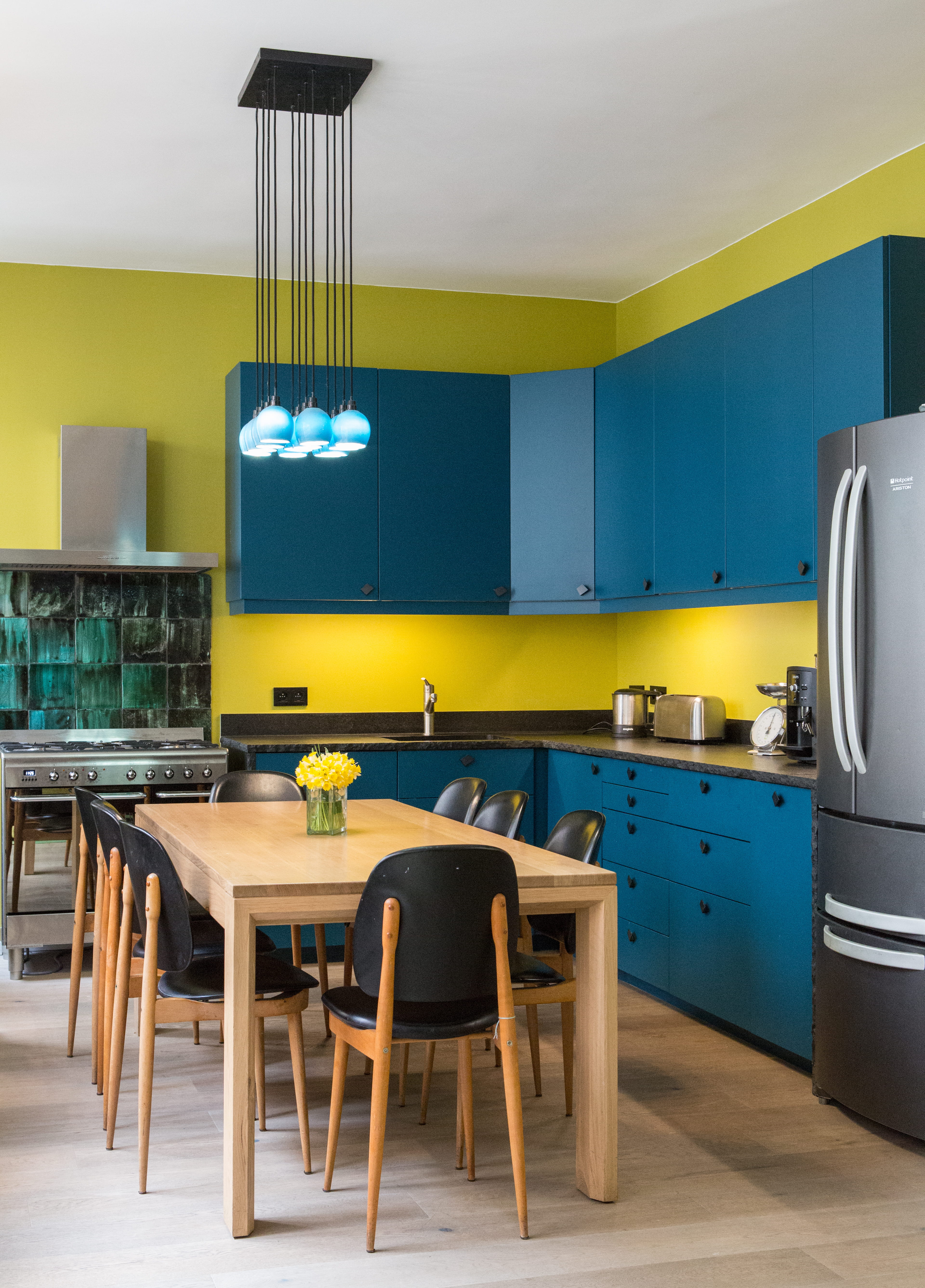 Une cuisine bleue et jaune