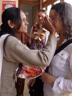 tradition oblige : sandra se voit apposer le tika (ou tilak) sur le front en