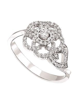 bague 'camélia brodé' de chanel joaillerie