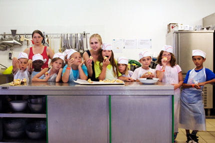 christelle, rédactrice cuisine, a animé un atelier pâtisserie au village kinder.