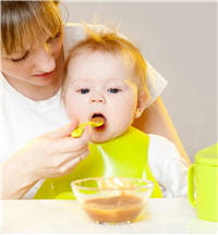 si l'enfant mange un peu, on peut lui proposer des purées de carottes et des