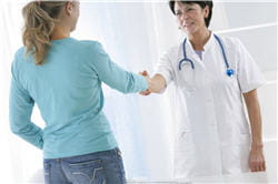 une courte hospitalisation.
