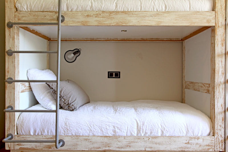 Lit Double Superpose En Bois : de bois blanchis, chaque lit fait figure de petite cabane Lit Double Superpose En Bois : de bois blanchis, chaque lit fait figure de petite cabane