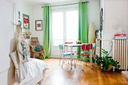 des rideaux vert pomme révèlent une ambiance rafraîchissante et printanière