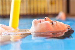 l'aquagym peut soulager les douleurs.