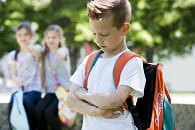 l'isolement ou l'attaque sur le matériel scolaire font partie des signes qui