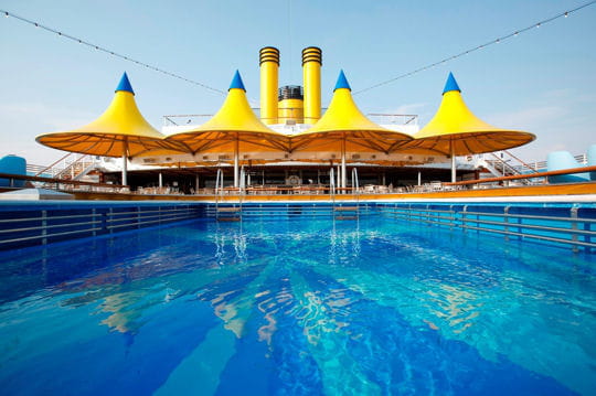 Une grande piscine à découvert