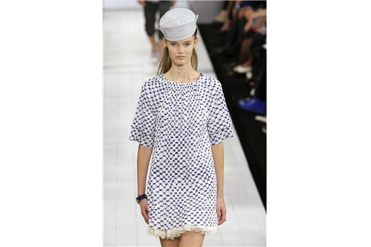 Robe bleue et blanche et chapeau marin de Marc by Marc Jacobs