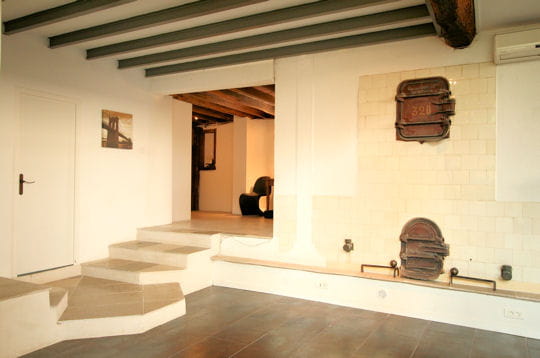 A l'entrée d'un ancien chai