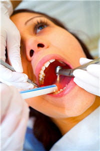 la consultation la plus précoce possible après le choc permet au dentiste de