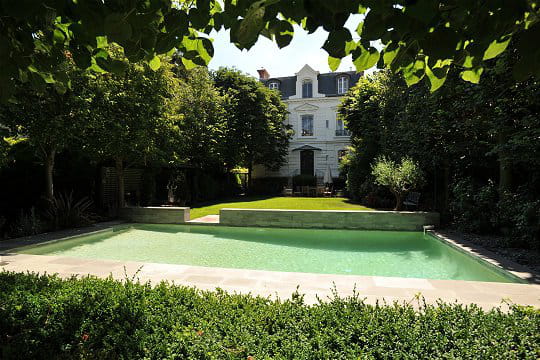 Une piscine des plus verdoyantes