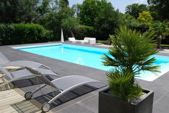 Piscine intégrée au jardin paysagé