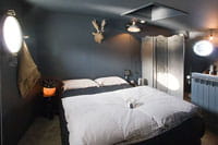 une chambre dans les teintes gris anthracite