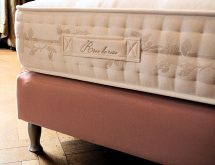 matelas 'rêve de rose' et pied galbé gris par chantal thomass pour treca