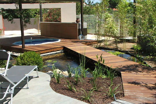 Passerelle ver le spa