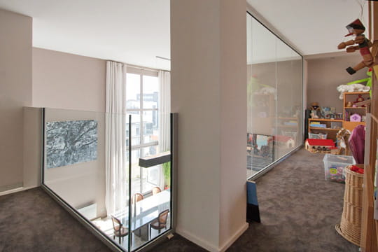 Une mezzanine protégée par le verre