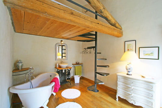 Une mezzanine au-dessus de la baignoire